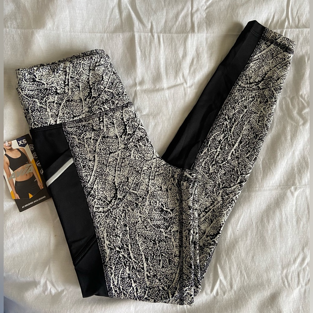 AVIA - Black/White, Patterned Brushed Legging. Fleece-Lined. Size XS. NWT.
